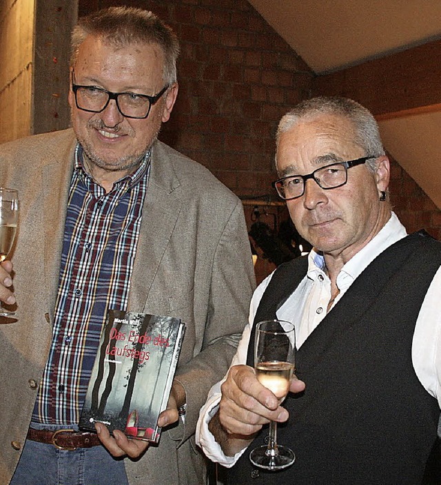 Buchpremiere gelungen:   Autor Martin ...(rechts) und  Verleger Manfred Hiefner  | Foto: Peter Schtz