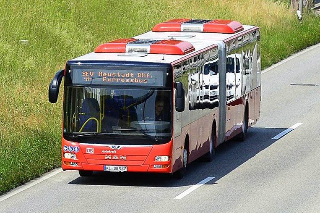 Ein Bus des Schienenersatzverkehrs aus...Freiburg. Woher der Fahrer wohl kommt?  | Foto: Ingo Schneider