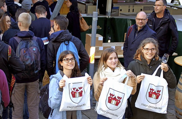 Mit einem Glas Wein und einer Offenbur...ochschule auf dem Marktplatz begrt.   | Foto: Barbara Puppe