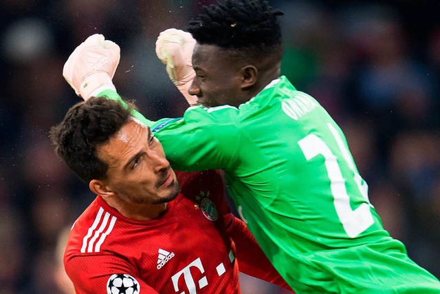 Zusammengeprallt: Mats Hummels (links) und der Amsterdamer Keeper Andr Onana   | Foto: dpa