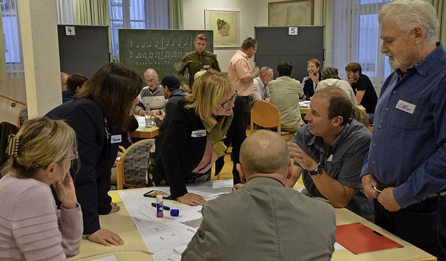 Beim Workshop zur Neugestaltung des Ra...ehmer an sechs Tischen ihre Ideen aus.  | Foto: Horatio Gollin