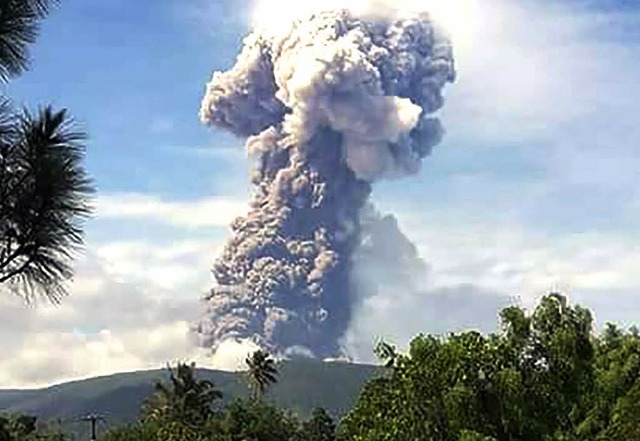 Der Soputan-Vulkan bricht aus.   | Foto: AFP