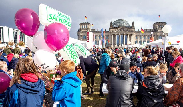 Besucher beim Brgerfest zur Tag der D...en Einheit vor dem Berliner Reichstag   | Foto: DPA