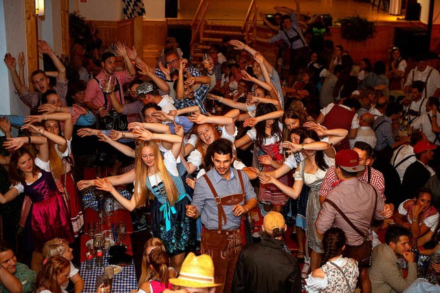 Alle feiern mit: In der Festhalle herrschte gute Stimmung.   | Foto: Wolfgang Scheu