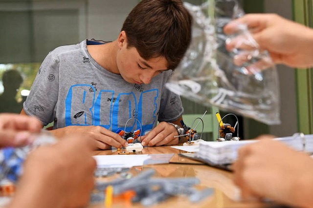 Spielerisch lernen die Jugendlichen Grundlagen der Technik und Informatik.  | Foto: Jonas Hirt