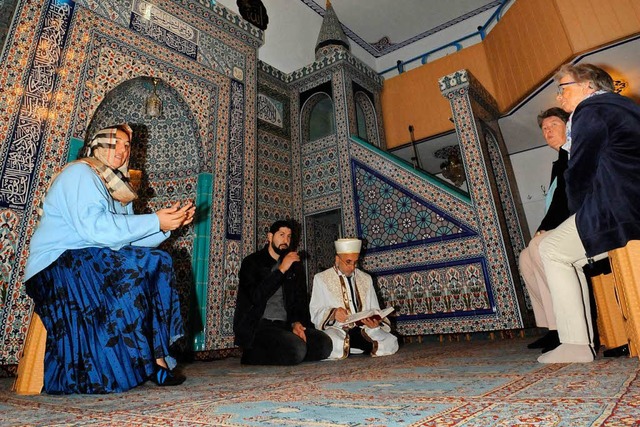 Gesprche ber Gott und die Welt fhrt...ffenen Tr in der Emmendinger Moschee.  | Foto: Markus Zimmermann