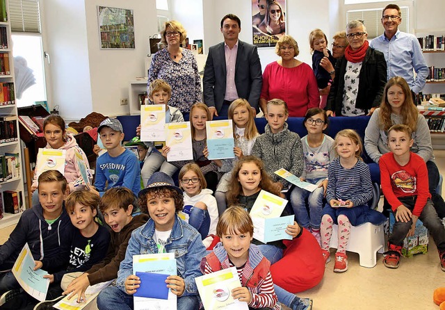 Brgermeister Matthias Gutbrod und das...baktion &#8222;Hei auf Lesen&#8220;.   | Foto: Gemeinde