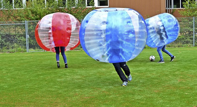 Fuballspiel mal ganz anders:  Gste s...Mittwoch in aufblasbaren Plastikkugeln  | Foto: Paul Berger