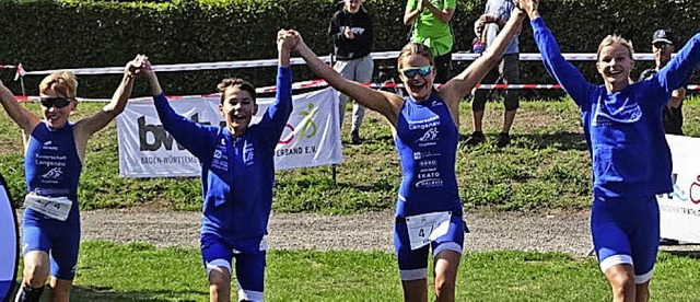 <BZ-FotoAnlauf>Langenauer Triathleten:...e Werner (von links) beim Zieleinlauf   | Foto: Privat