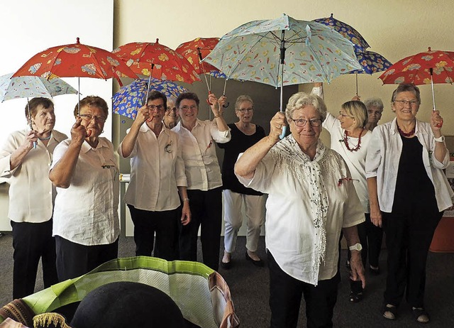 Die gut beschirmte Simonswlder Tanzgruppe.   | Foto: Verein