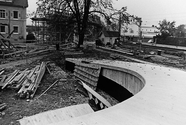 So fing es vor 50 Jahren an: Der Bau d...er- und Radfahrerbrcke ber die Bahn.  | Foto: Armin Mller