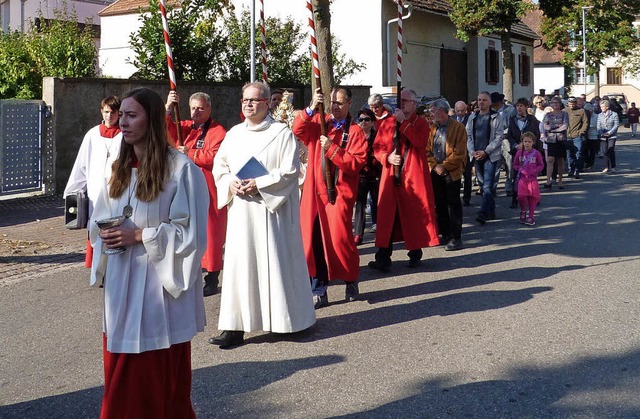 Die Prozession nach dem Festgottesdienst fhrte zur kleinen Kapelle im Salzhof.  | Foto: Christine Weirich