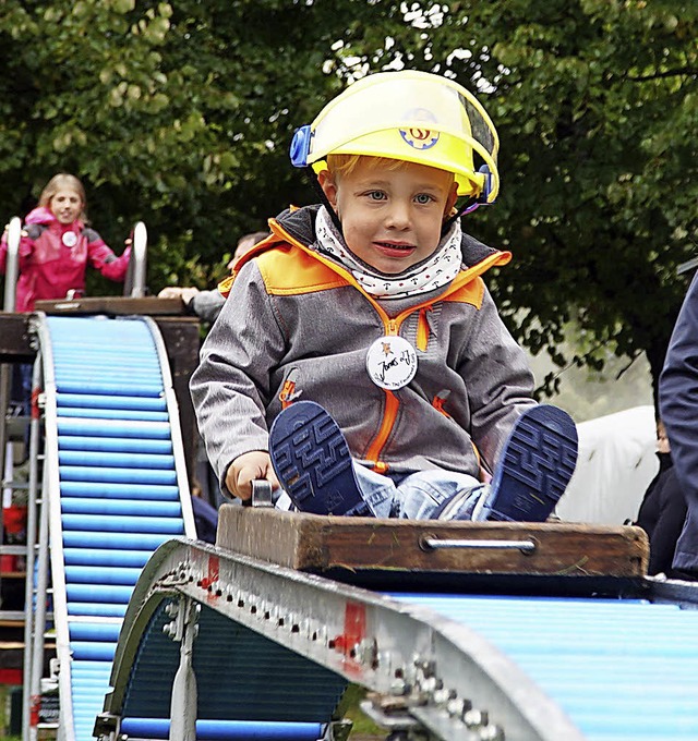 Ein kleiner Feuerwehrmann saust auf se...heint ihm   diese erste Fahrt zu sein.  | Foto: Florian Schlosser