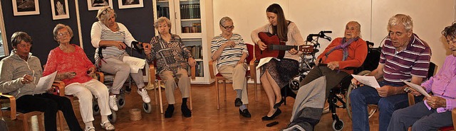 Julia Bewer begleitet den Gesang der Senioren auf ihrer Gitarre.   | Foto: Gabriele Fssler