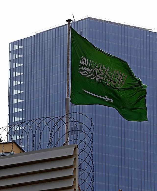 Die saudische Flagge weht ber dem Konsulat in Istanbul   | Foto: dpa