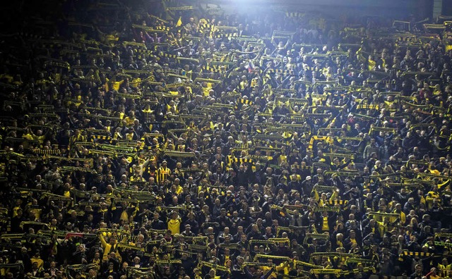 Beeindruckende Kulisse: Fans im Dortmunder Stadion  | Foto: AFP