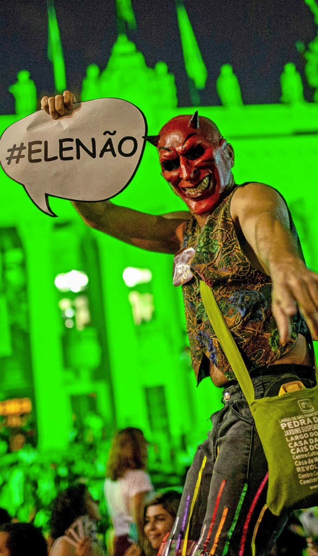 Unter dem Motto  #EleNao (Er nicht)  p...htsreichsten Bewerber Jair Bolsonaro.   | Foto: AFP