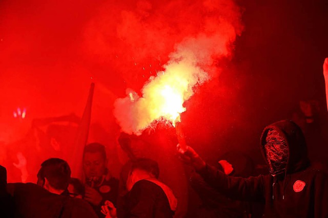 Eintracht-Fans znden Feuerwerkskrper.  | Foto: dpa