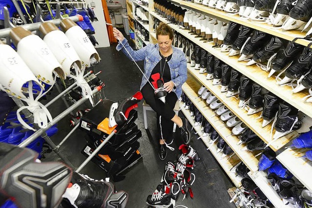 Handarbeit: Esther Bruner fdelt bei den neuen Schlittschuhen die Senkel ein.  | Foto: Ingo Schneider