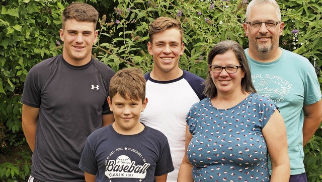 Die Baseball-Familie Joshua, Levi, Sam...ja und Christian Steigert (von links).  | Foto: Jutta Geiger