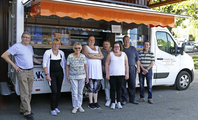 Das Team der Tafel Markgrflerland vor...en (von links) und weitere Mitarbeiter  | Foto: Ehmann