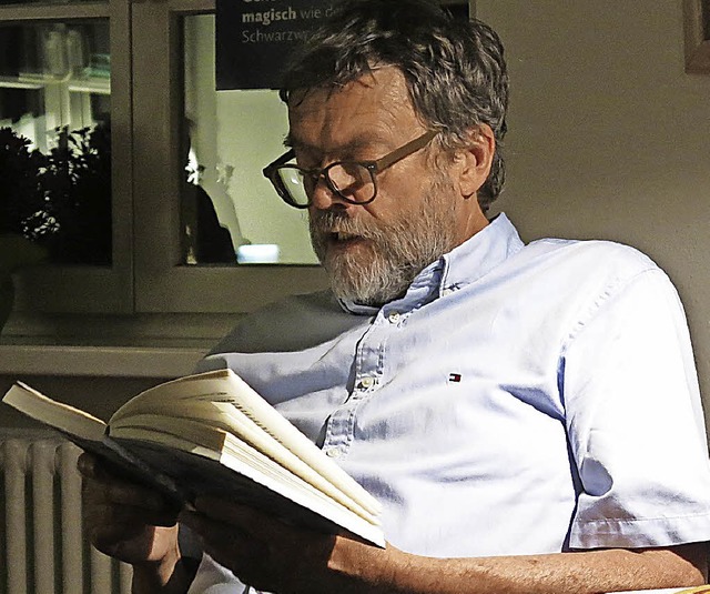 Thomas Erle liest in der Stadtbibliothek Emmendingen aus seinem neuen Buch  | Foto: Georg Vo