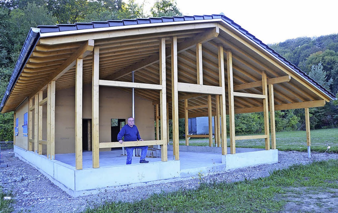 Die Holzkonstruktion und das  Dach der neuen Grillhütte sind soweit fertig.   | Foto: Roland Vitt