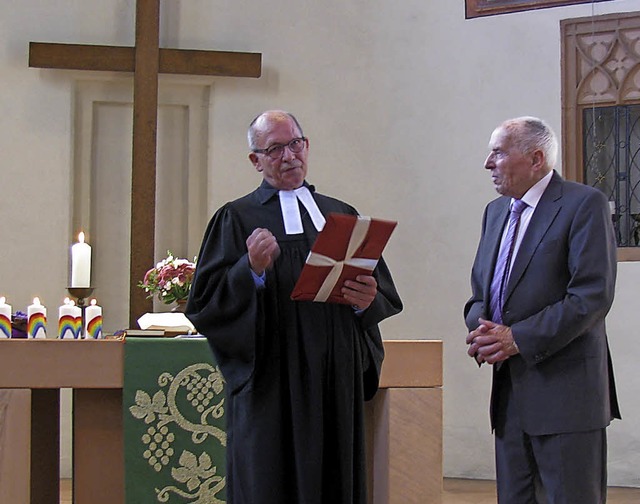 Pfarrer Klaus Halberstadt wrdigt Rein...gg, den Organisten der Kirchengemeinde  | Foto: Jutta Jger-SChenk