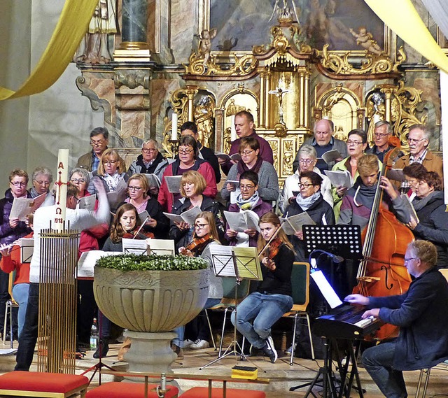 Der Kirchenchor Riedern am Wald bei ei...Kirche St. Leodegar aufgefhrt wird.    | Foto: Elisabeth Baumeister