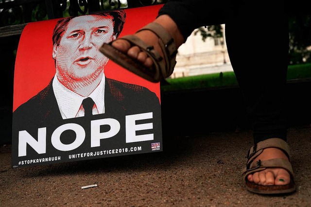 &#8222;Nope&#8220; steht auf dem Schild einer Demonstrantin vor dem US Kapitol.  | Foto: AFP