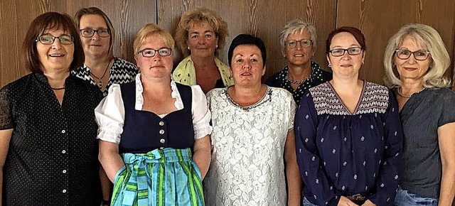 Die Vorsitzende Gerda Maier (links) un...ich des 50-jhrigen Vereinsbestehens.   | Foto: Privat