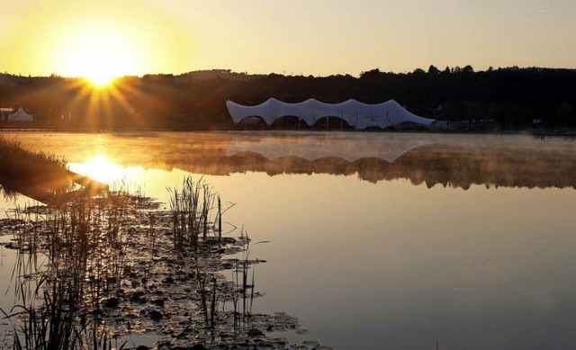 Malerischer Sonnenaufgang ber dem Seepark der Landesgartenschau  | Foto: Heidi Fssel