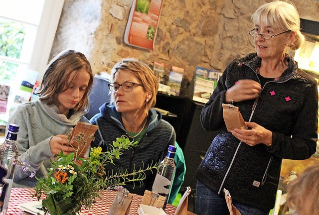 Welcher Tee hilft bei welchen Beschwer...ormierte Irmhild Haite-Voss (rechts).   | Foto: Erich Krieger