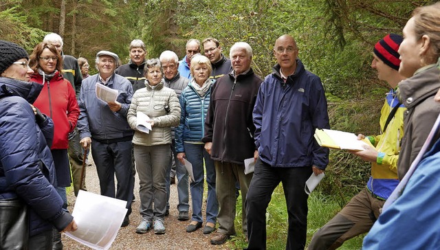 Sebastian Peters (3. von rechts) informierte ber die Waldbeschaffenheit.  | Foto: Eva Korinth