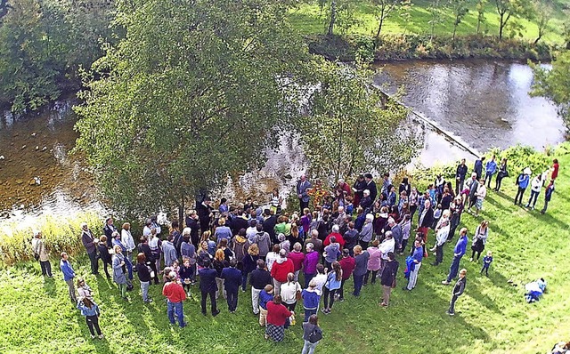 Zahlreiche Glubige verfolgten die Tau...ischen Gemeinde Steinen am Wieseufer.   | Foto: privat