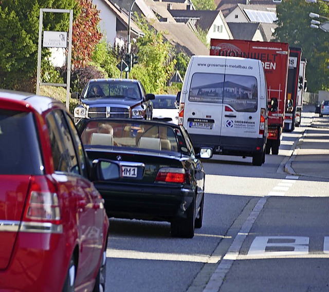 Der Verkehr durch Schwrstadt reit nicht ab.   | Foto: Ingrid Bhm-Jacob
