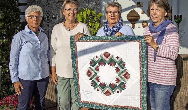 Christa Brgin, Elisabeth Beck, die Vo... Homanns Quilt &#8222;Efeukranz&#8220;  | Foto: Peter Rosa