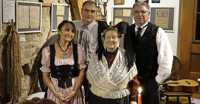 Freuten sich ber viel Zuspruch: Gaby ... Hofer bei der gut besuchten Premiere   | Foto: Bronner