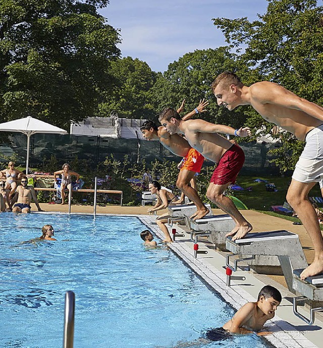 Erst mal vorbei: Der Sprung in die Auenbecken des Freizeitbades Stegermatt.   | Foto: Freizeitbad