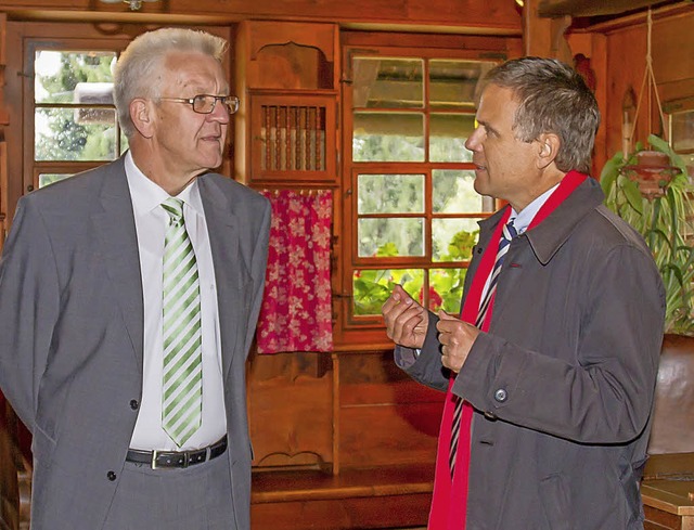 Jrgen Glocker (rechts) zeigt  Ministe...Kretschmann das Hsli in Grafenhausen.  | Foto: Wilfried Dieckmann