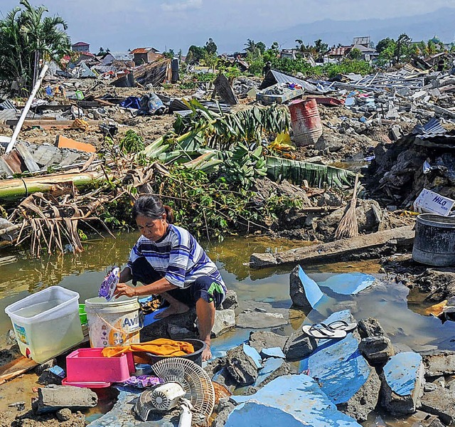 In Balaroa  Ort sind Huser nach dem Erdbeben  in einem Erdloch verschwunden.   | Foto: dpa