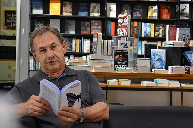 Irimbert Kastl in der Leseecke der  Buchhandlung Kastl  | Foto: Sarah Beha