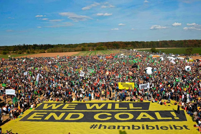 Die Polizei zeigt sich bei der Grodemo entspannt.  | Foto: AFP