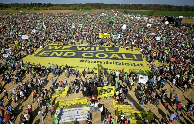 Mit Transparenten, Plakaten und Luftballons wurde demonstriert.  | Foto:  AFP