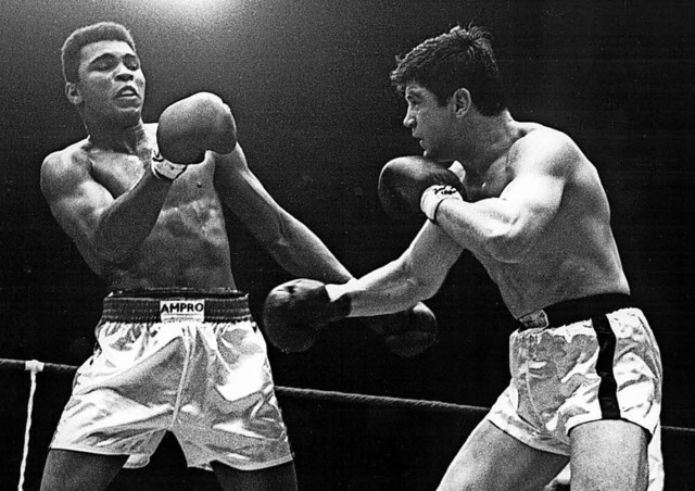 Karl Mildenberger (rechts) gegen Muhammad Ali   | Foto:  dpa