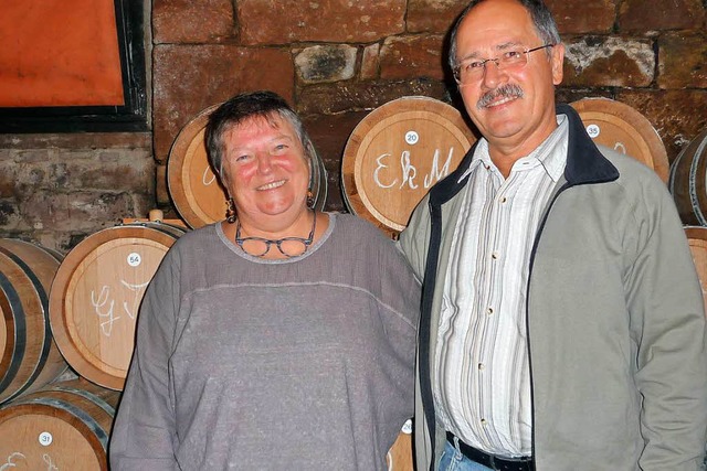 Edith und Walter Fitzke im Fasslager: ...e Whiskys drei Jahre in Eichenfssern.  | Foto: Katja Russhardt
