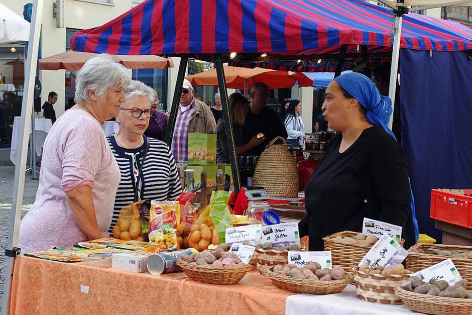 Viel zu sehen gab es am Samstag in der Emmendinger Innenstadt: Auf dem Naturparkmarkt... (Foto: Annika Sindlinger) Viel zu sehen gab es am Samstag in der Emmendinger Innenstadt: Auf dem Naturparkmarkt... (Foto: Annika Sindlinger)