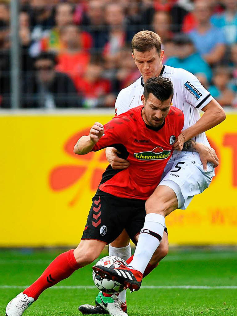 Gondorf gegen Bender: Der Freiburger versucht den Ball abzuschirmen.