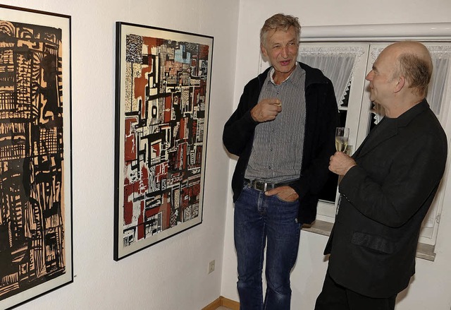 Alfons Wei, der Knstler (links) erkl...i der Vernissage seine Bilder selbst.   | Foto: Frank Leonhardt