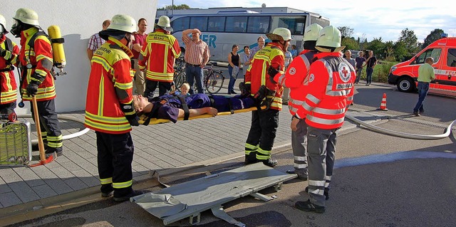 Feuerwehrleute retten bei der Hauptbung einen &#8222;Ohnmchtigen&#8220;.  | Foto: Christian Ringwald